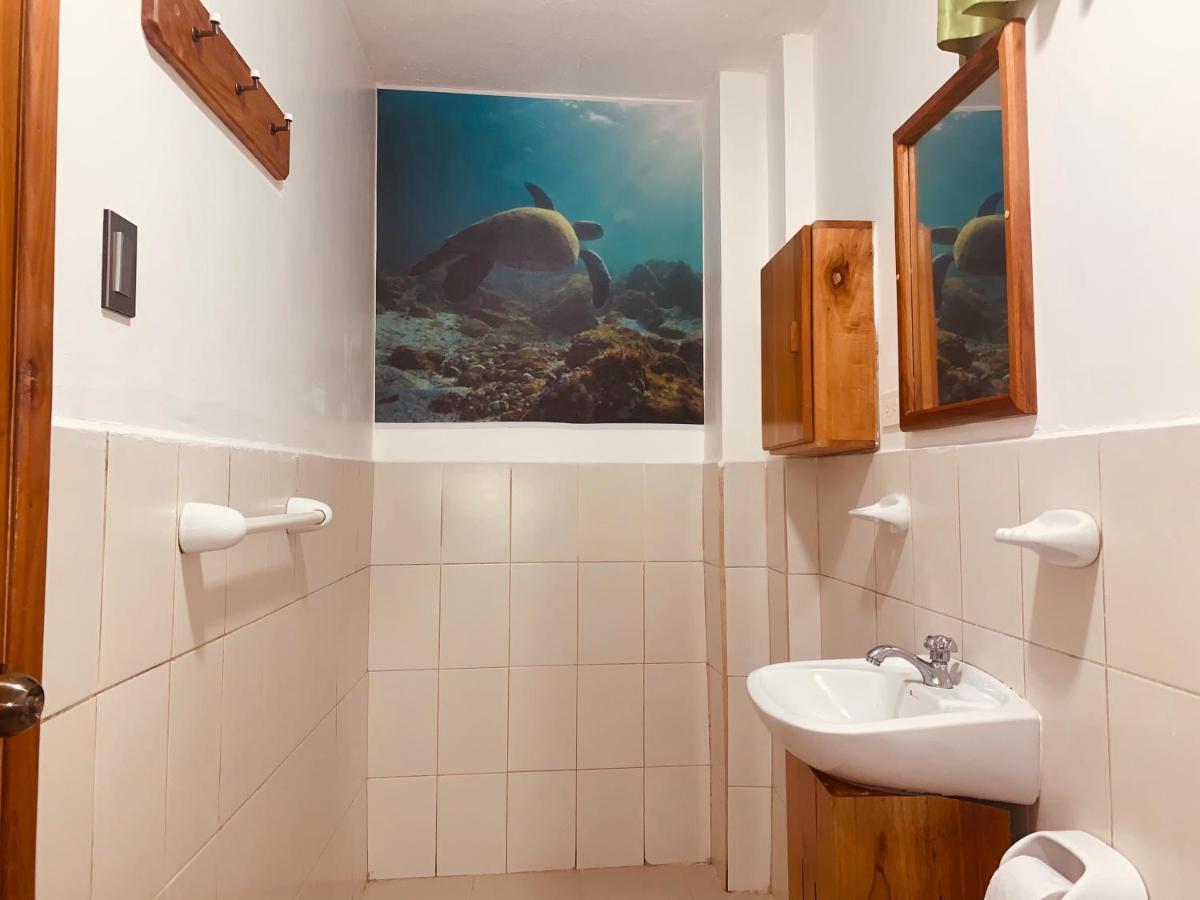 Hostal White House Galapagos Puerto Ayora  Bagian luar foto