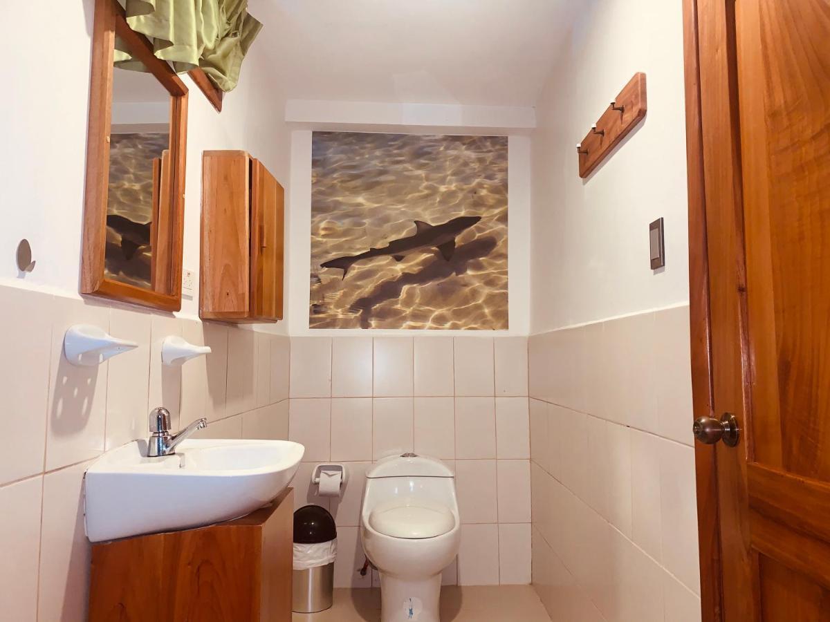 Hostal White House Galapagos Puerto Ayora  Bagian luar foto