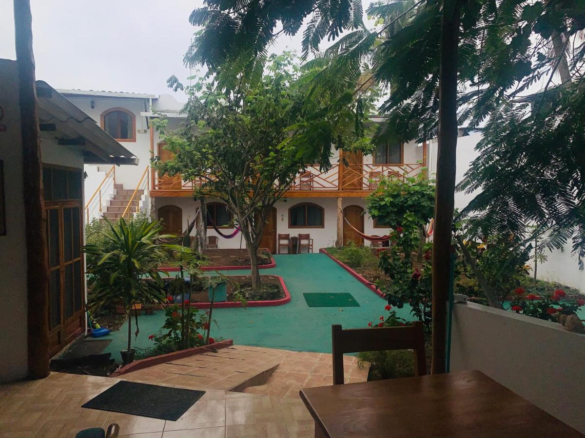 Hostal White House Galapagos Puerto Ayora  Bagian luar foto