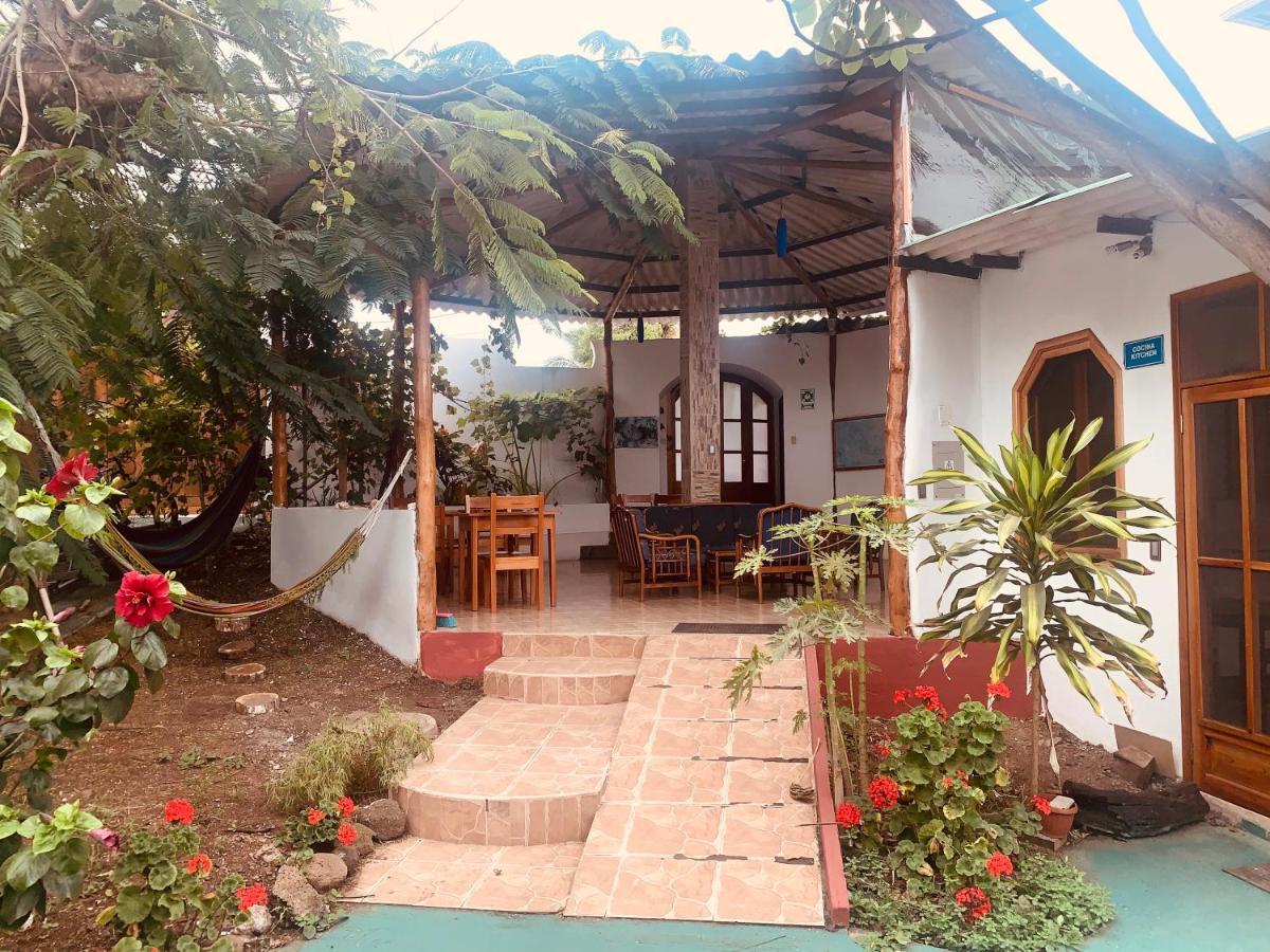 Hostal White House Galapagos Puerto Ayora  Bagian luar foto