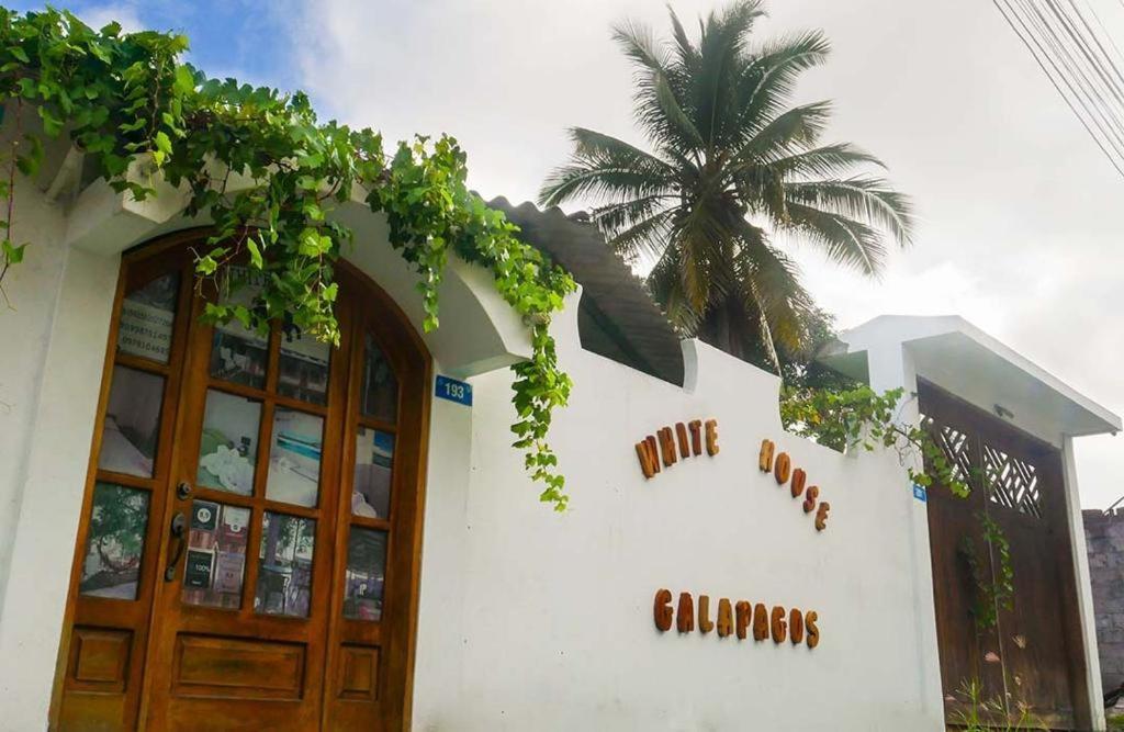 Hostal White House Galapagos Puerto Ayora  Bagian luar foto