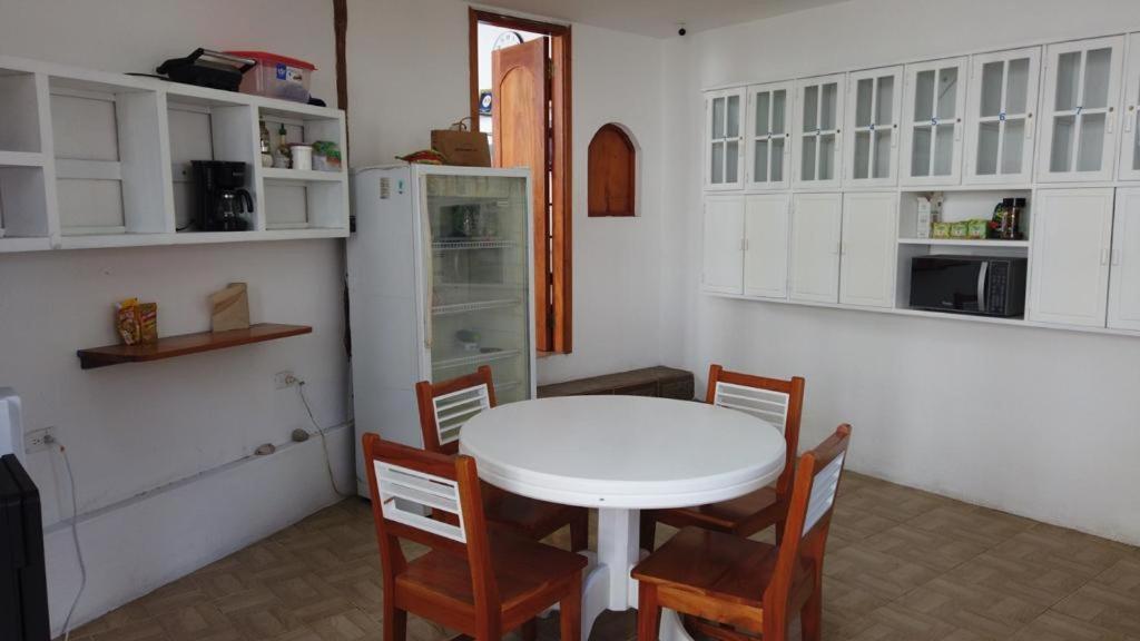 Hostal White House Galapagos Puerto Ayora  Bagian luar foto