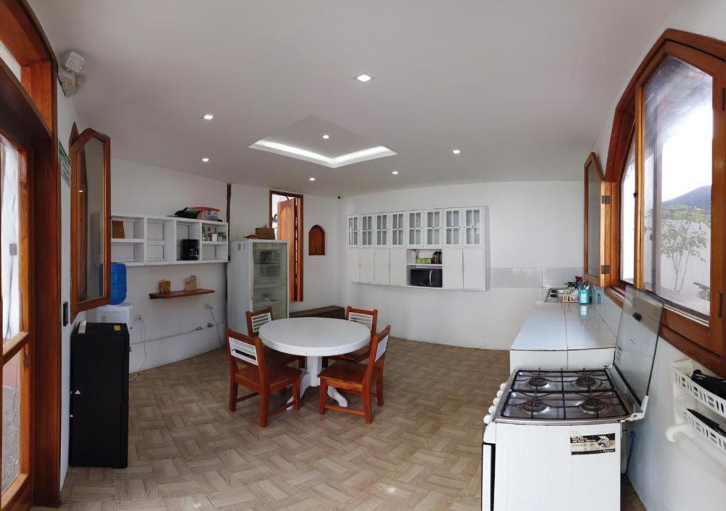 Hostal White House Galapagos Puerto Ayora  Bagian luar foto