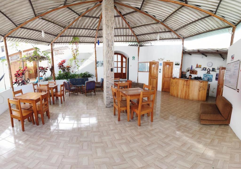 Hostal White House Galapagos Puerto Ayora  Bagian luar foto