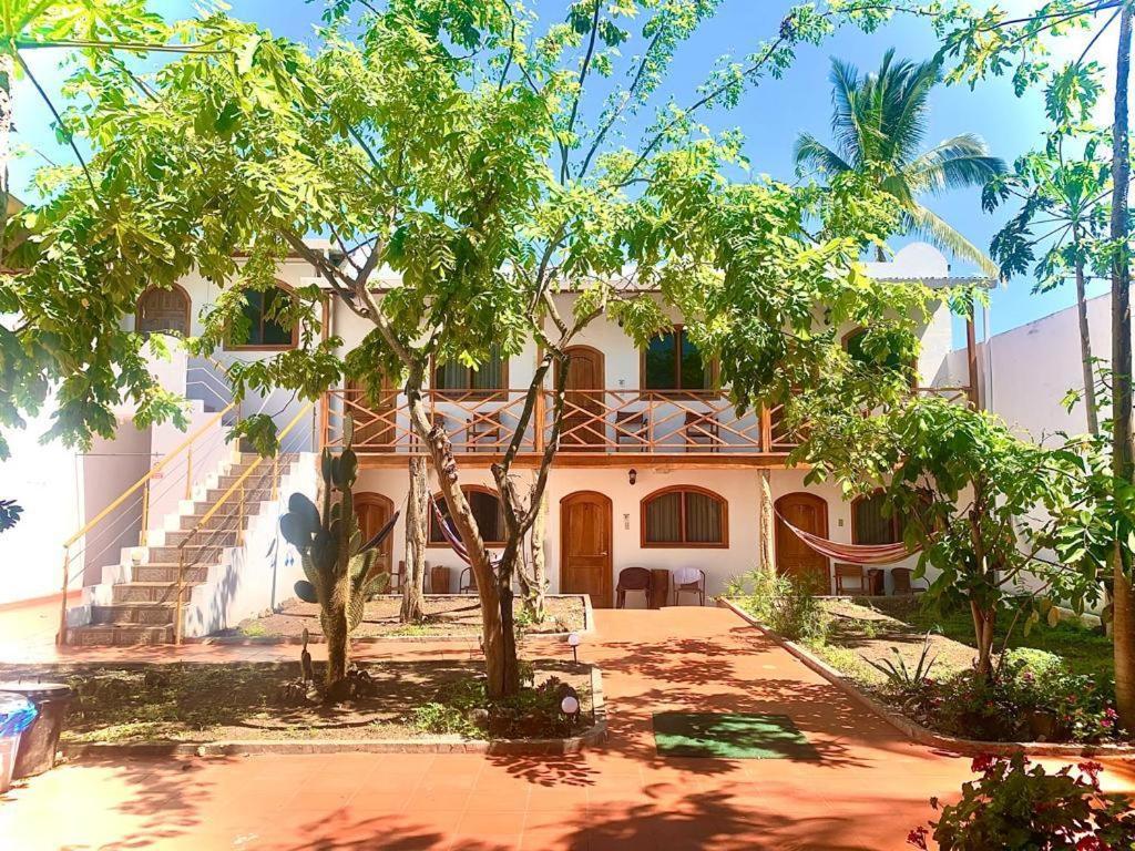 Hostal White House Galapagos Puerto Ayora  Bagian luar foto