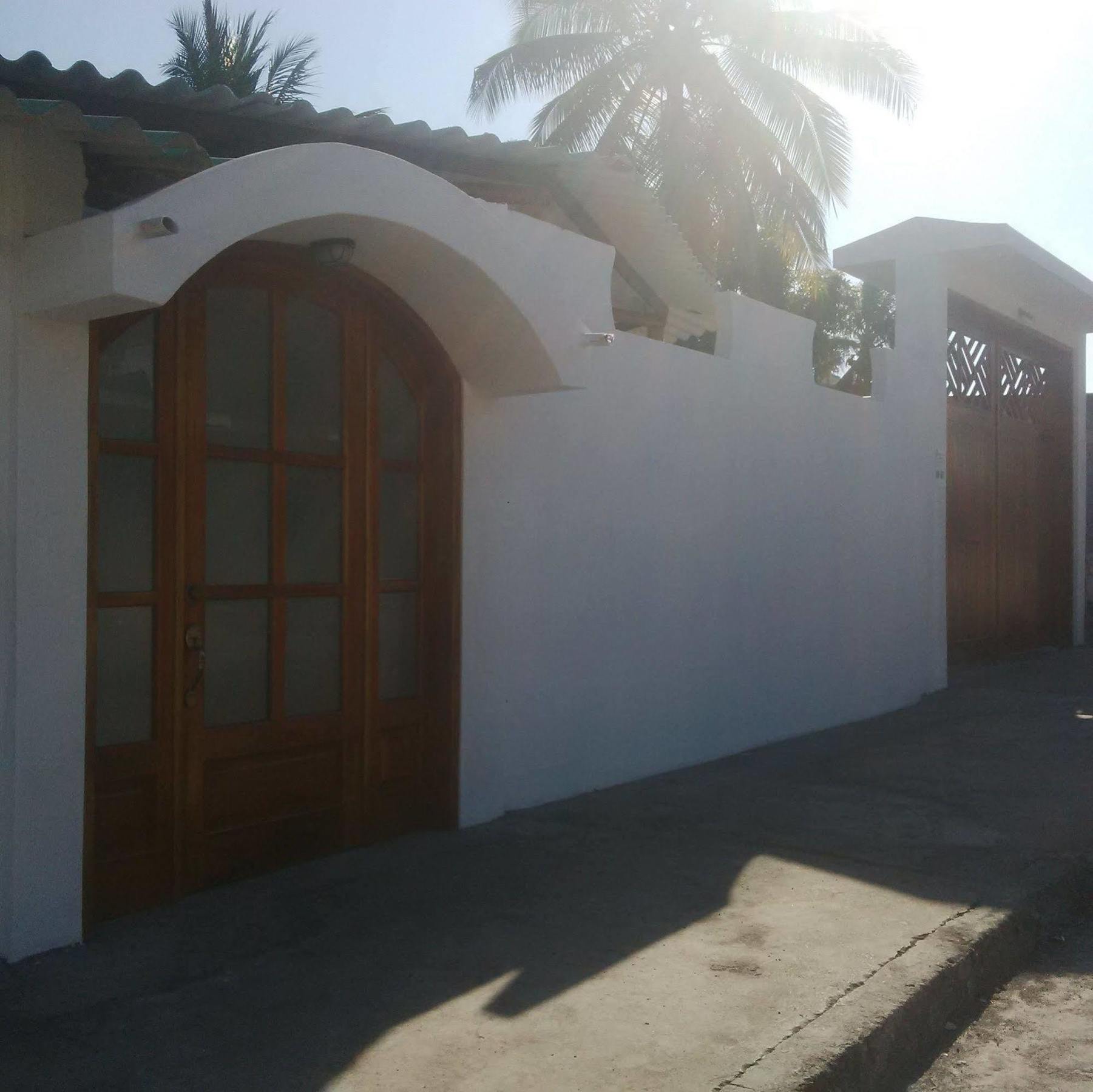 Hostal White House Galapagos Puerto Ayora  Bagian luar foto