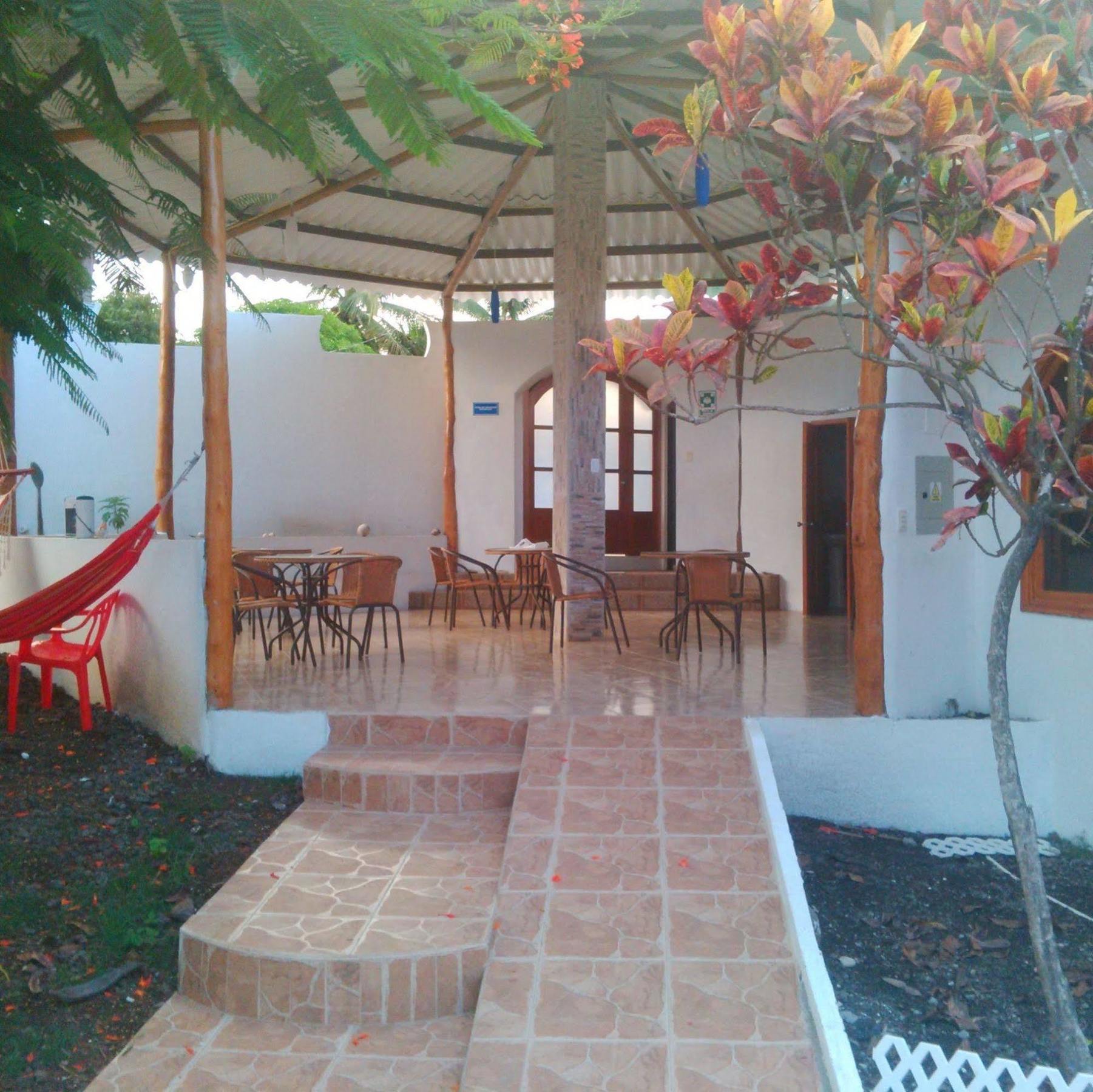 Hostal White House Galapagos Puerto Ayora  Bagian luar foto