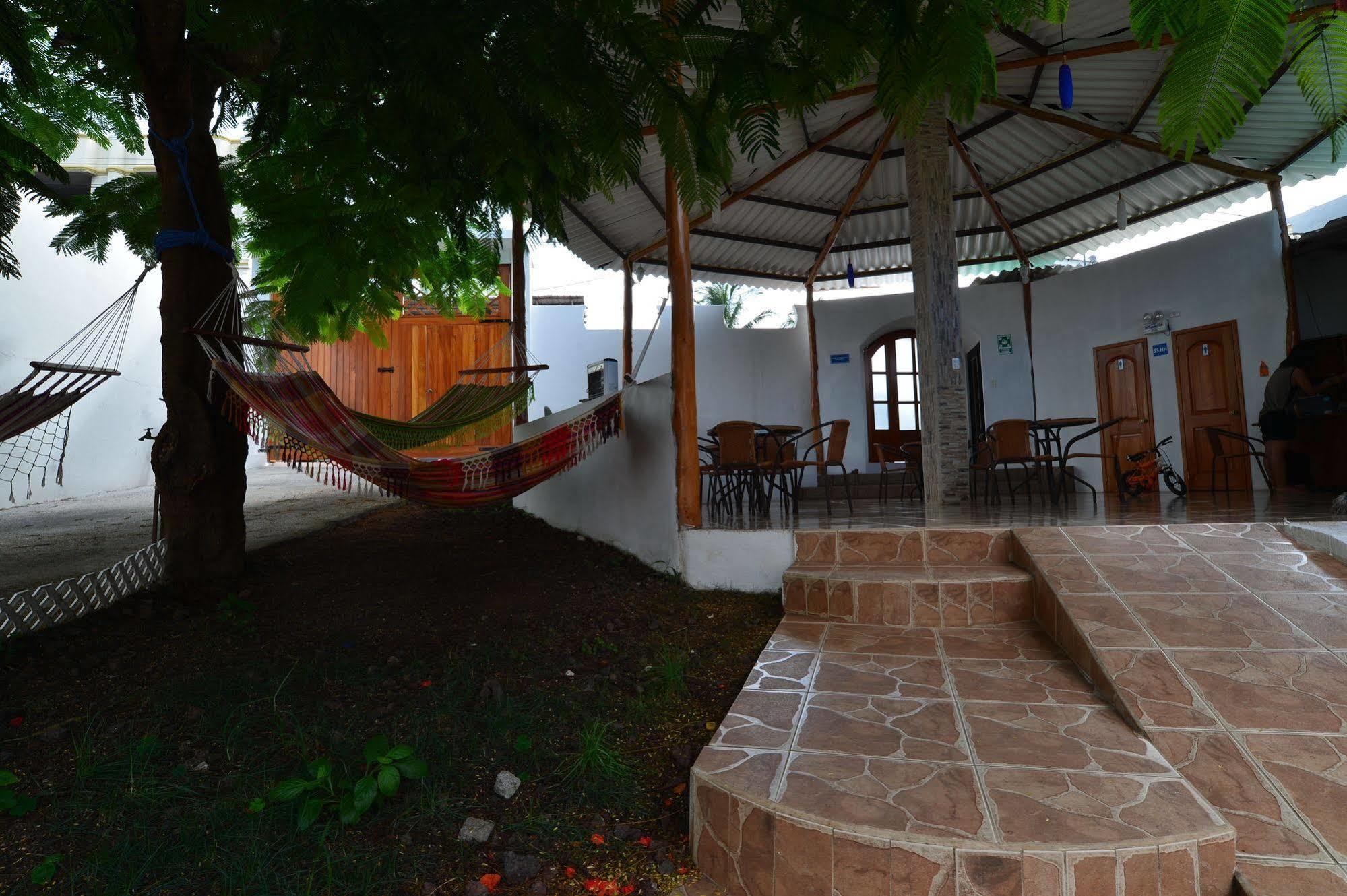 Hostal White House Galapagos Puerto Ayora  Bagian luar foto