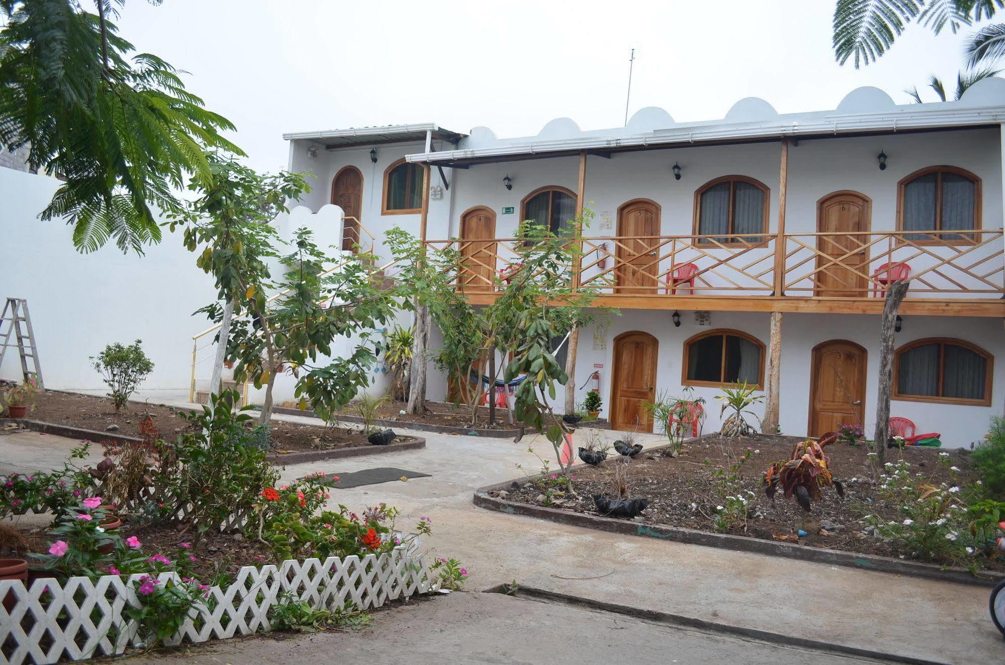 Hostal White House Galapagos Puerto Ayora  Bagian luar foto
