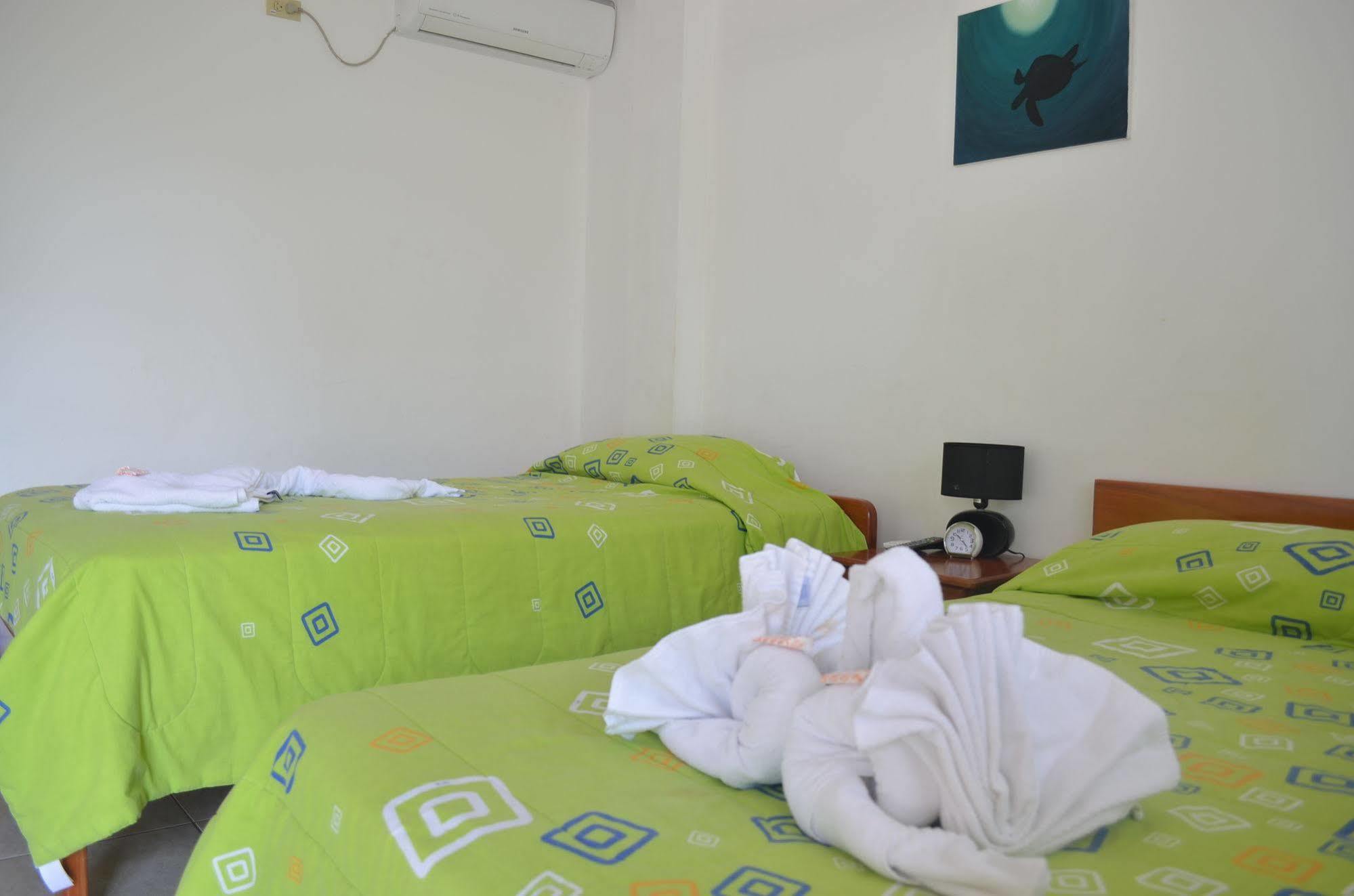 Hostal White House Galapagos Puerto Ayora  Bagian luar foto