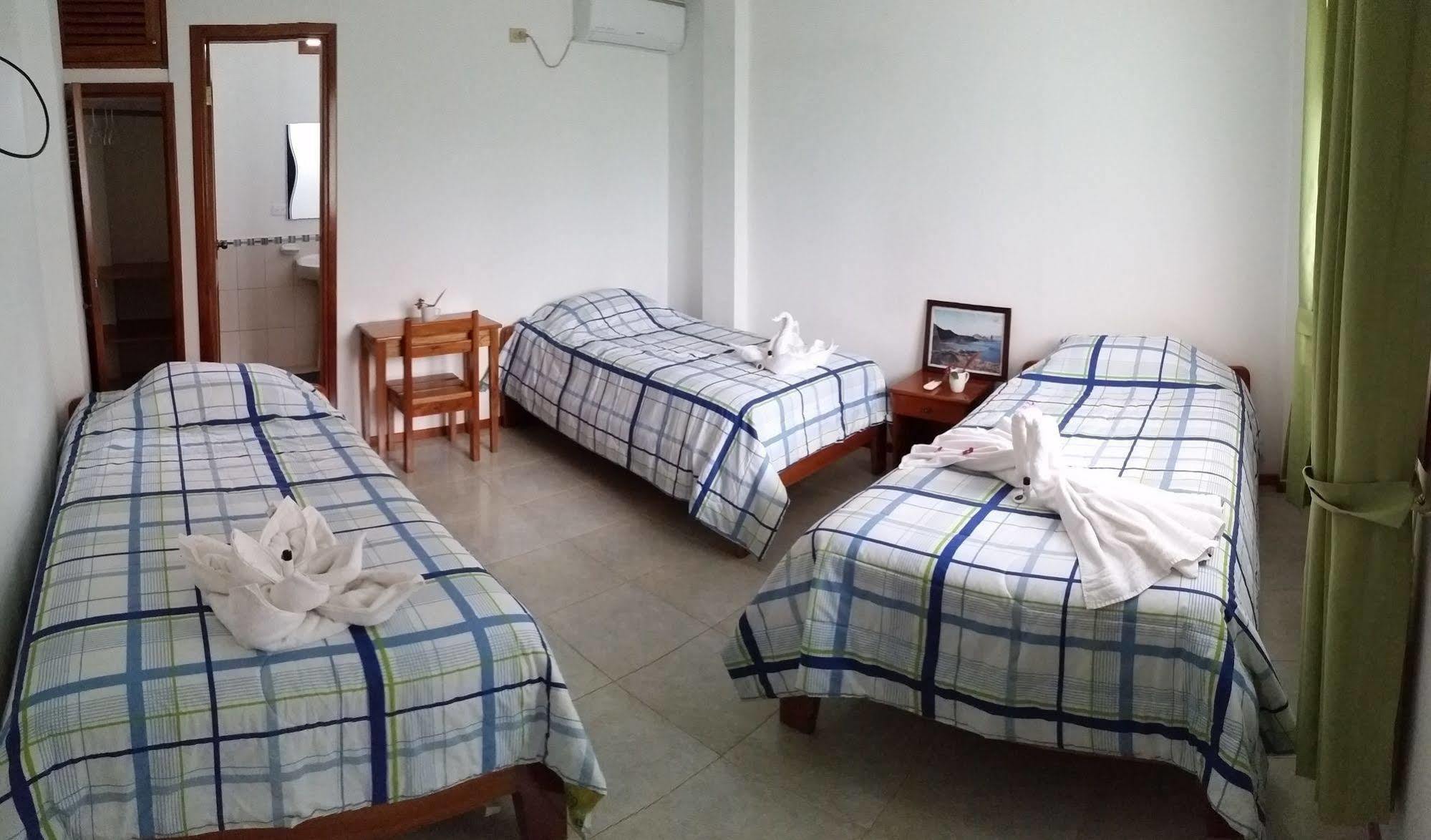 Hostal White House Galapagos Puerto Ayora  Bagian luar foto