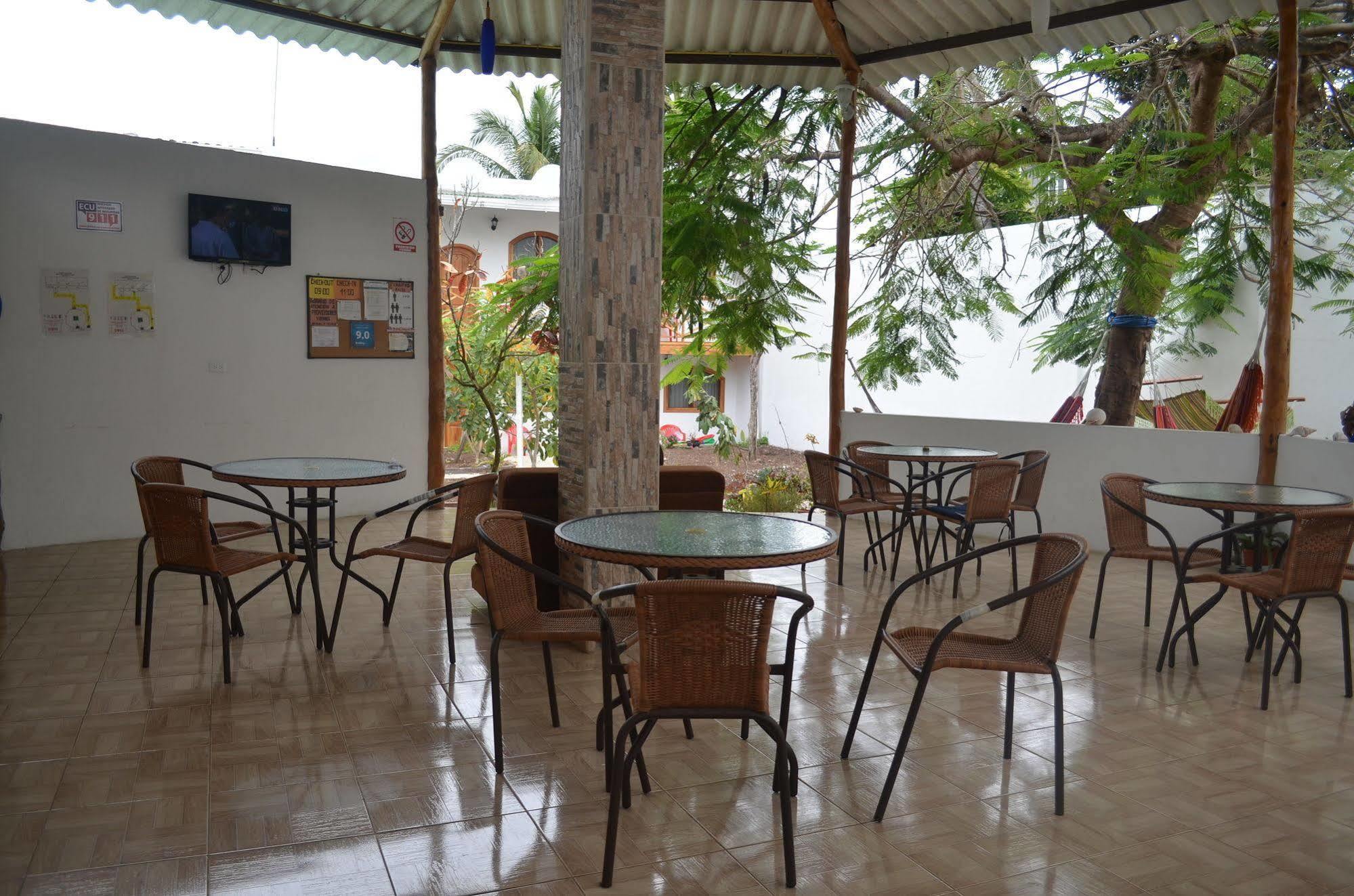 Hostal White House Galapagos Puerto Ayora  Bagian luar foto